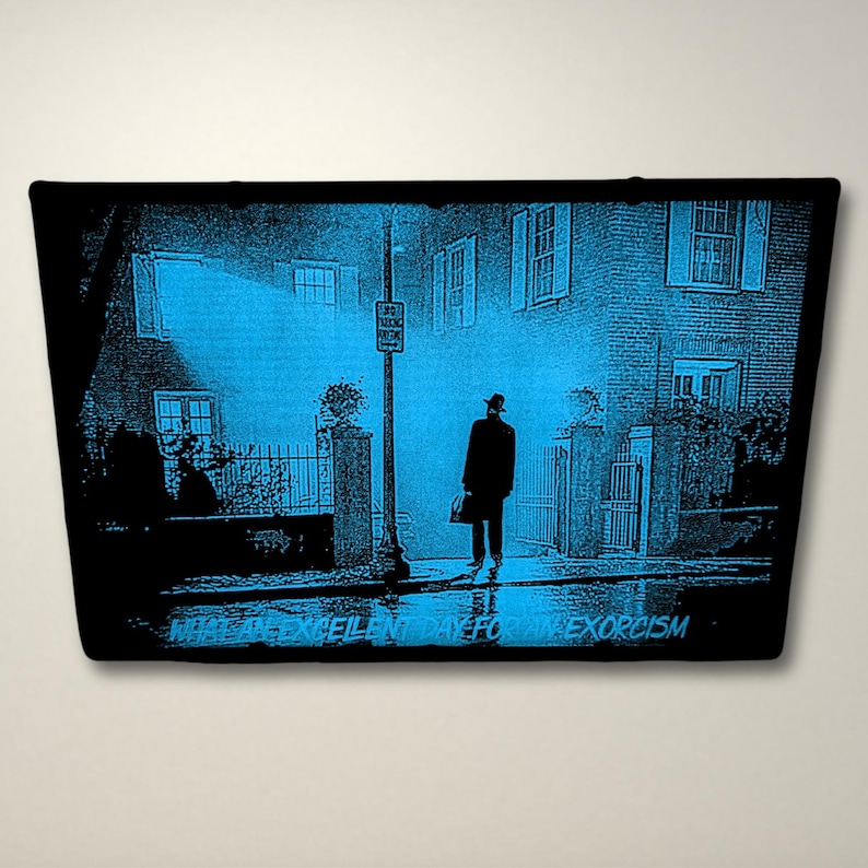 Pode incluir: Uma imagem em preto e branco de um homem de terno e chap&eacute;u caminhando por uma rua &agrave; noite. A rua &eacute; iluminada por um poste de luz e o homem est&aacute; caminhando em dire&ccedil;&atilde;o &agrave; luz. O texto "What an excellent day for an exorcism" est&aacute; escrito na parte inferior da imagem.