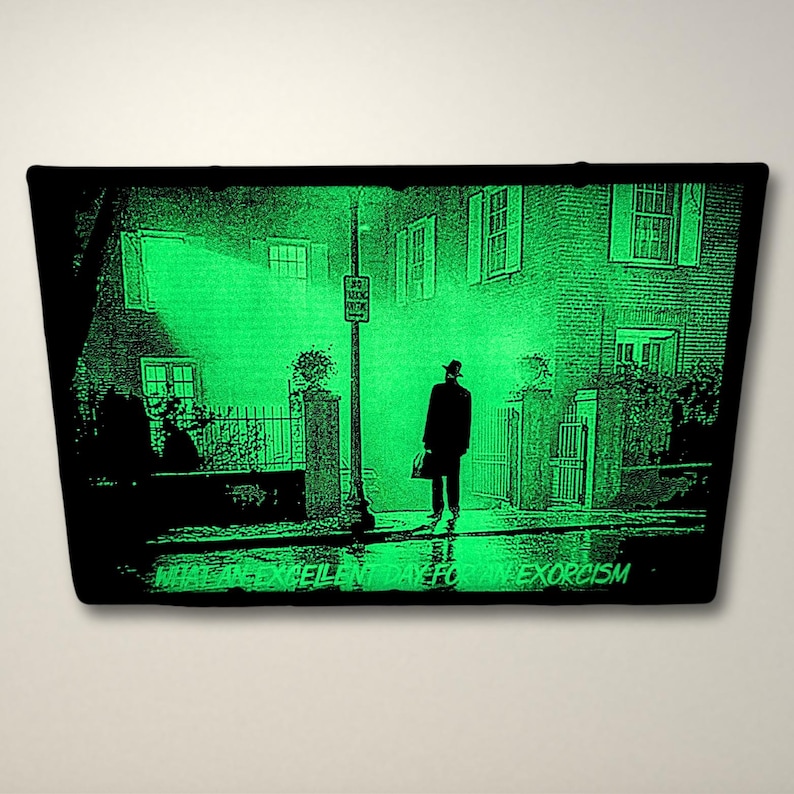 Pode incluir: Uma impress&atilde;o preta e verde que brilha no escuro de um homem caminhando por uma rua &agrave; noite. O texto "What a Excellent Day for an Exorcism" est&aacute; na parte inferior da impress&atilde;o.