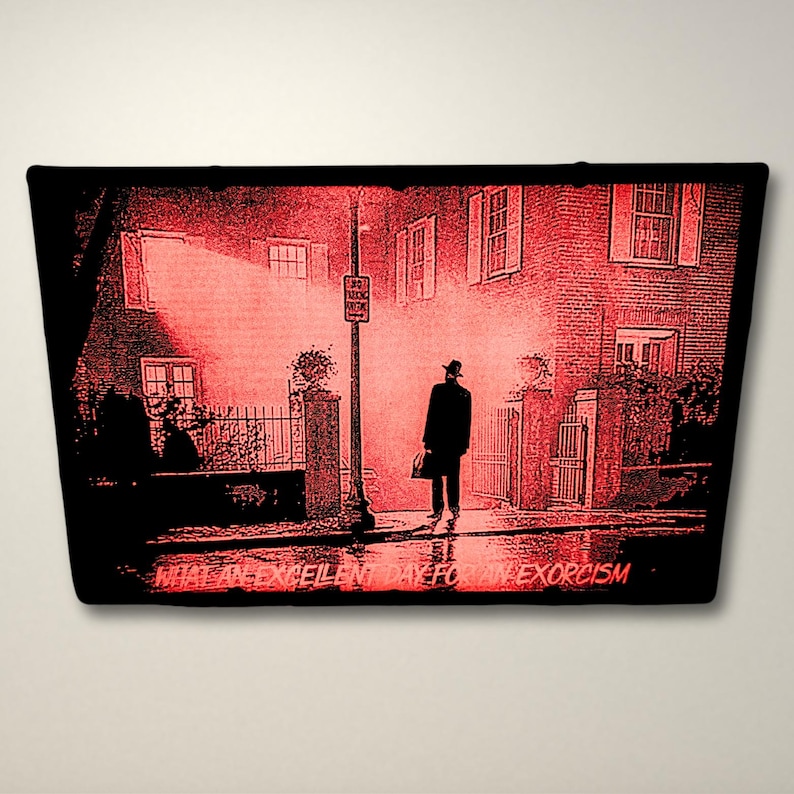 Pode incluir: Uma ilustra&ccedil;&atilde;o vermelha e preta de um homem de terno e chap&eacute;u caminhando por uma rua &agrave; noite. O texto "WHAT AN EXCELLENT DAY FOR AN EXORCISM" est&aacute; na parte inferior da imagem.