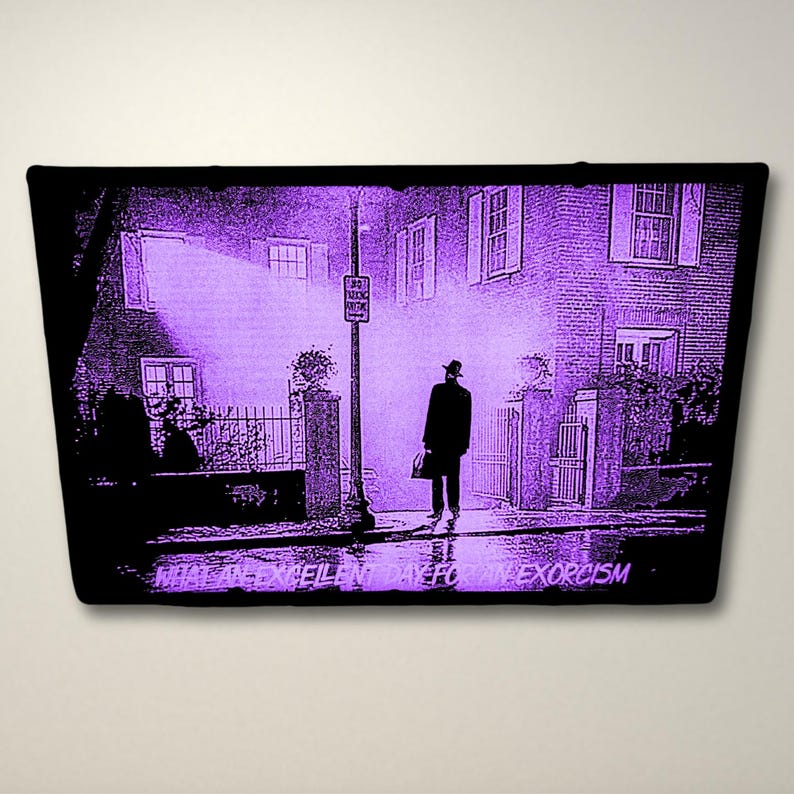 Pode incluir: Uma imagem roxa e preta de um homem caminhando por uma rua &agrave; noite. O texto "What an excellent day for an exorcism" est&aacute; na parte inferior da imagem.