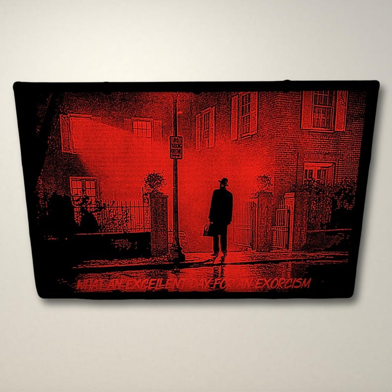 Pode incluir: Uma ilustra&ccedil;&atilde;o vermelha e preta de um homem caminhando por uma rua &agrave; noite. O texto "&Eacute; um dia excelente para um exorcismo" est&aacute; na parte inferior da imagem.