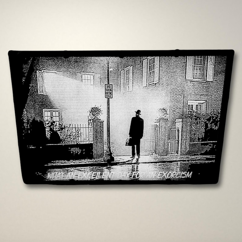 Pode incluir: Imagem em preto e branco de um homem com chap&eacute;u e casaco caminhando por uma rua &agrave; noite. A rua est&aacute; molhada e h&aacute; um poste de luz que ilumina o homem. O texto "What an excellent day for an exorcism" est&aacute; na parte inferior da imagem.