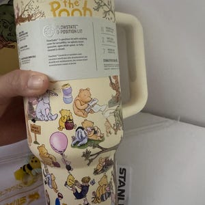 K&ouml;nnte beinhalten: Set aus drei Keramikbechern mit gesprenkelter, matter Oberfl&auml;che. Die Becher sind in Creme-, Hellgrau- und Dunkelgraut&ouml;nen gehalten. Jede Tasse hat ein schlichtes, minimalistisches Design, ideal f&uuml;r Kaffee oder Tee.