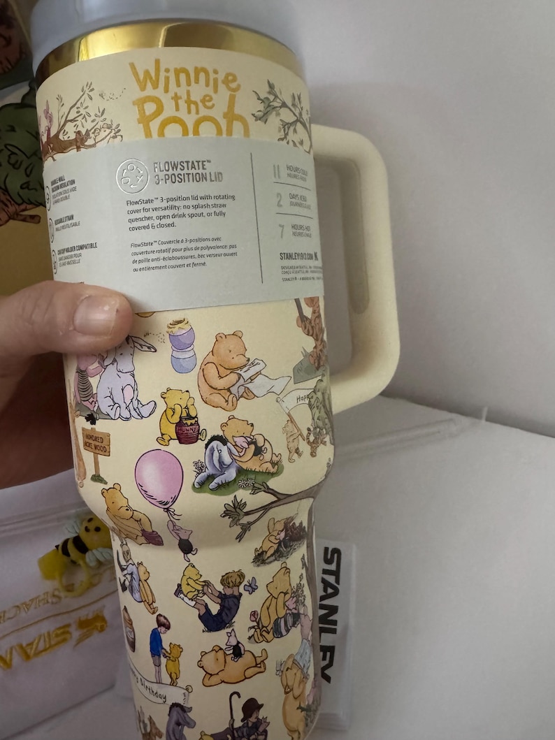 K&ouml;nnte beinhalten: Set aus drei Keramikbechern mit gesprenkelter, matter Oberfl&auml;che. Die Becher sind in Creme-, Hellgrau- und Dunkelgraut&ouml;nen gehalten. Jede Tasse hat ein schlichtes, minimalistisches Design, ideal f&uuml;r Kaffee oder Tee.