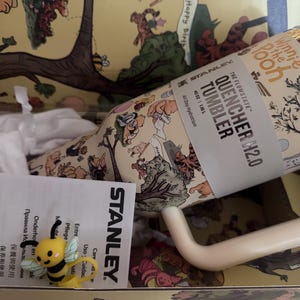 K&ouml;nnte beinhalten: Ein Set aus drei Keramikbechern mit gesprenkelter, matter Oberfl&auml;che. Die Becher sind in den Farbt&ouml;nen Creme, Hellgrau und Dunkelgrau gehalten. Jeder Becher hat ein schlichtes, minimalistisches Design und einen abgerundeten Henkel.