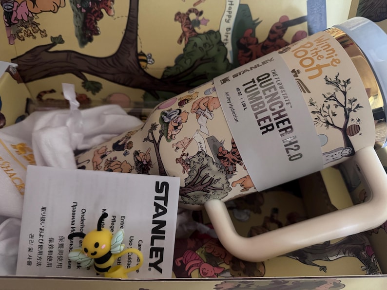 K&ouml;nnte beinhalten: Ein Set aus drei Keramikbechern mit gesprenkelter, matter Oberfl&auml;che. Die Becher sind in den Farbt&ouml;nen Creme, Hellgrau und Dunkelgrau gehalten. Jeder Becher hat ein schlichtes, minimalistisches Design und einen abgerundeten Henkel.