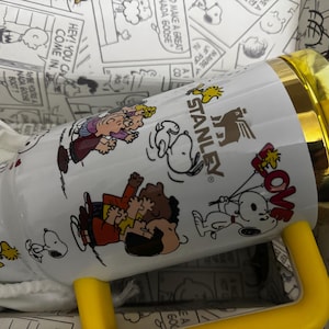 Jordnötter, Snoopy 40oz Stanley Tumbler, Quencher H2.0, Graverad karaktärsdesign bild 1