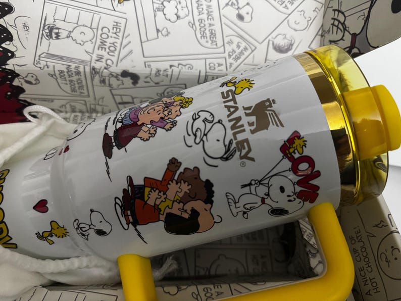 Jordnötter, Snoopy 40oz Stanley Tumbler, Quencher H2.0, Graverad karaktärsdesign bild 1