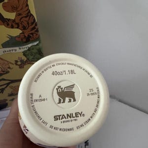 K&ouml;nnte beinhalten: Ein Set aus drei Keramikbechern mit gesprenkelter, matter Oberfl&auml;che. Die Becher sind in den Farbt&ouml;nen Creme, Hellgrau und Dunkelgrau gehalten. Jeder Becher hat ein schlichtes, minimalistisches Design und einen abgerundeten Henkel.