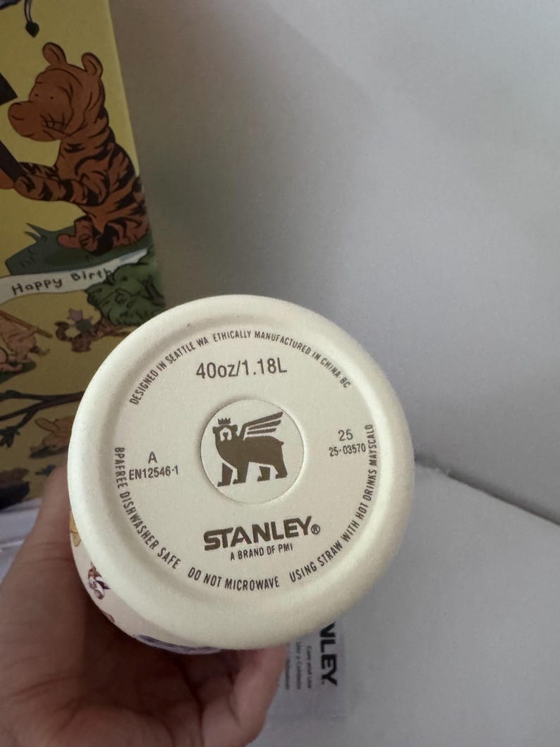 K&ouml;nnte beinhalten: Ein Set aus drei Keramikbechern mit gesprenkelter, matter Oberfl&auml;che. Die Becher sind in den Farbt&ouml;nen Creme, Hellgrau und Dunkelgrau gehalten. Jeder Becher hat ein schlichtes, minimalistisches Design und einen abgerundeten Henkel.