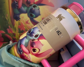Vaso térmico Stitch Stanley de 40 oz, modelo Quencher H2.0, con diseño de personaje grabado.