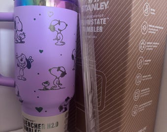 VORBESTELLUNG Snoopy gravierter lila Stanley Becher, 40 Unzen große Tasse