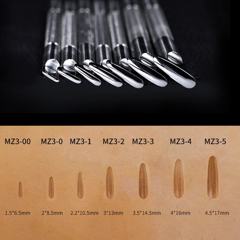 Pu&ograve; includere: Set di 6 strumenti per la lavorazione del cuoio argentati con punte arrotondate. Gli strumenti sono etichettati come MZ3-00, MZ3-0, MZ3-1, MZ3-2, MZ3-3, MZ3-4 e MZ3-5. Gli strumenti sono mostrati accanto alle loro corrispondenti impressioni in pelle, con misure in pollici e millimetri.