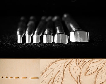 Può includere: Un set di sei strumenti di stampa in pelle in metallo con punte di diverse forme. Gli strumenti sono disposti in una fila dal più grande al più piccolo. Gli strumenti vengono utilizzati per creare disegni e motivi sulla pelle.