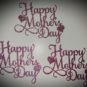 Pu&ograve; includere: Tre ritagli rosa glitterati "Happy Mothers Day". Ogni ritaglio presenta la frase in un carattere corsivo, con una forma a cuore. I glitter aggiungono un effetto scintillante al design. Ideale per le decorazioni della festa della mamma.