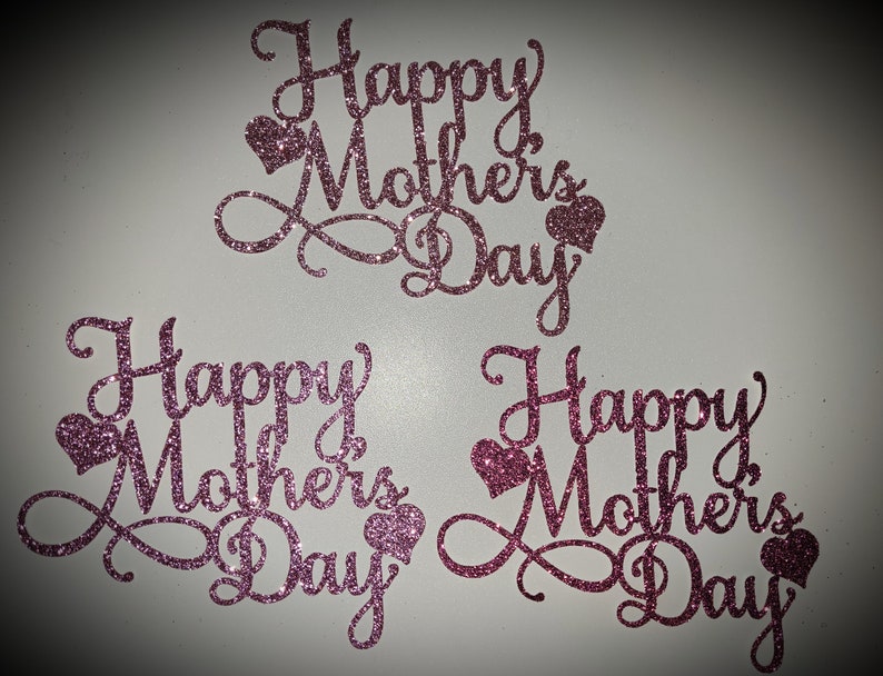 Pu&ograve; includere: Tre ritagli rosa glitterati "Happy Mothers Day". Ogni ritaglio presenta la frase in un carattere corsivo, con una forma a cuore. I glitter aggiungono un effetto scintillante al design. Ideale per le decorazioni della festa della mamma.