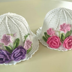 Sommer-Sonnenmütze für Zwillingsmädchen im Alter von 3 Jahren/ Sonderanfertigung/ Gestrickte weiße Mütze mit rosa Blumen/ Gestrickte weiße Mütze mit fliederfarbenen Blumen
