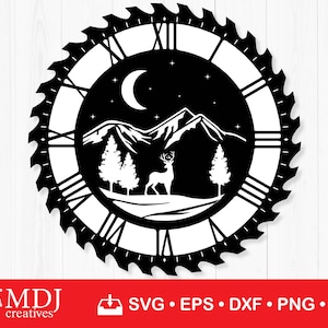 Puede incluir: Silueta en blanco y negro de un reloj de hoja de sierra con números romanos. La esfera del reloj presenta un ciervo, montañas, árboles y una luna creciente.