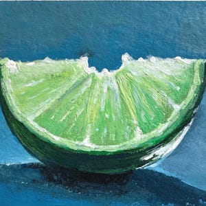 Serenata Picante / Pintura acrílica de lima de 12,7 x 8,9 cm / Rodaja de cítrico vibrante sobre azul / Arte en cartón reciclado / Mini decoración de cocina
