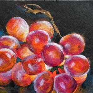 Pintura acrílica de uvas rubí y doradas / Mini arte de 13 x 7,6 cm sobre cartón / Naturaleza muerta con frutas vibrantes / Decoración de cocina pequeña / Obra de arte original firmada