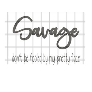 Puede incluir: Un diseño gráfico en blanco y negro con el texto "Savage don't be fooled by my pretty face".