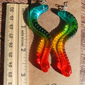 Rainbow Worm Earrings, Resin Art, Fake Candy, Gifts for Her, Pride Bild 11