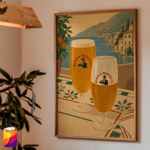 Pode incluir: Uma impressão de arte emoldurada com dois copos altos de cerveja dourada sobre uma mesa. Cada copo exibe o logótipo Birra Moretti com um homem de chapéu. O fundo mostra uma paisagem costeira italiana com edifícios e uma laranjeira.