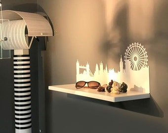 Estantería de pared con el horizonte de Londres