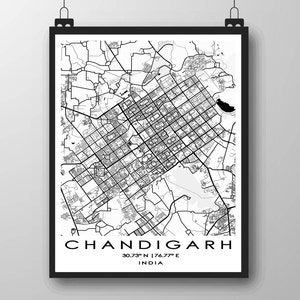 Könnte beinhalten: Schwarz-Weiß-Karten-Druck von Chandigarh, Indien, in einem schwarzen Rahmen. Die Karte zeigt das Layout der Stadt mit Straßen und Sehenswürdigkeiten. Der Name der Stadt und die Koordinaten sind unten aufgedruckt.