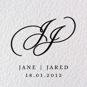 Peut inclure: Élégant design de calligraphie noire avec les initiales "J" entrelacées, avec les noms "JANE | JARED" et la date "18.01.2012" en dessous, sur un fond blanc texturé. Idéal pour faire-part de mariage ou papeterie personnalisée.