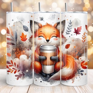 Puede incluir: Un vaso blanco con un diseño de acuarela de un zorro sosteniendo una taza de café. El zorro está rodeado de hojas de otoño y ramas. El vaso es perfecto para otoño e invierno.