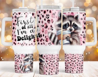 En primer lugar, estoy encantado Vaso Quencher de 40 oz Diseño de sublimación Mapache y taza de café Envoltura PNG divertida Tobogán de agua Descarga digital