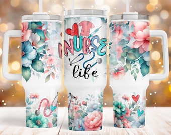 Puede incluir: Tres vasos de acero inoxidable con fondo blanco y diseños florales. El vaso del centro tiene el texto "Nurse Life" en letras de colores con un estetoscopio y una jeringa.