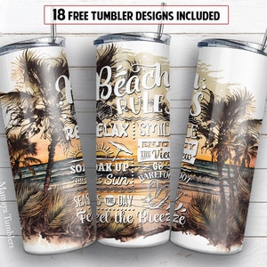 Può includere: Tre bicchieri bianchi con una scena di spiaggia e il testo "Beach Rules" con un elenco di regole: "Relax, Smile, Soak Up the Sun, Go Barefoot, Seas the Day, Feel the Breeze".