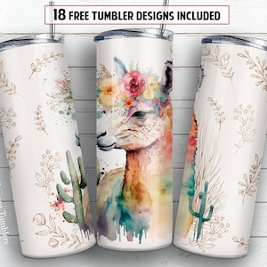 Peut inclure: Trois gobelets en acier inoxydable blancs avec un motif aquarelle d'un lama portant une couronne de fleurs. Le motif comprend également des cactus et des branches de feuilles d'or. Les gobelets sont sur un fond en bois blanc. Mamaya Tumblers est imprimé sur le gobelet de gauche.