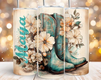 Könnte beinhalten: Ein Design mit türkisfarbenen und braunen Cowboystiefeln mit weißen und gelben Blumen auf cremefarbenem Hintergrund. Der Becher trägt den Namen "Maya" in Türkis auf der Seite.