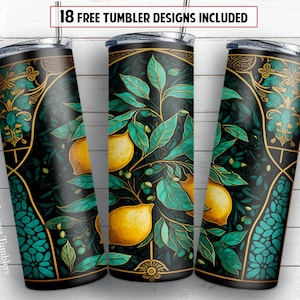 以下が含まれることがあります： レモンの木とレモンが描かれた金色のデザインが施された黒と緑のタンブラー。タンブラーは金色の縁取りが施され、底にはターコイズブルーと金色の模様が施されています。タンブラーの側面には「Mamaya Tumblers」の文字が書かれています。