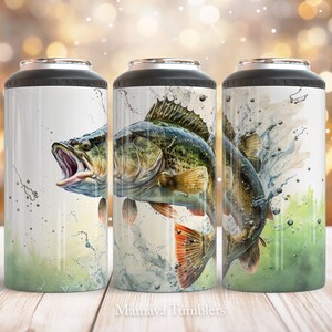 Puede incluir: Tres vasos de acero inoxidable con un diseño de acuarela de una lubina de boca grande saltando fuera del agua. Los vasos tienen una tapa negra y un fondo blanco.