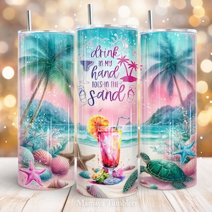Könnte beinhalten: Eine rosa-blaue Aquarell-Strandlandschaft mit Palmen, einer Meeresschildkröte, Muscheln und einem Cocktailglas mit Strohhalm. Der Text "drink in my hand toes in the sand" ist in Lila auf dem Becher geschrieben.