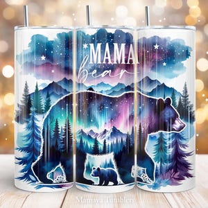 Puede incluir: Un vaso de acero inoxidable blanco con un diseño de acuarela de una osa madre y un osezno en un entorno de bosque. El diseño presenta un cielo nocturno estrellado, montañas y árboles. El texto "Mama Bear" está escrito en el vaso.