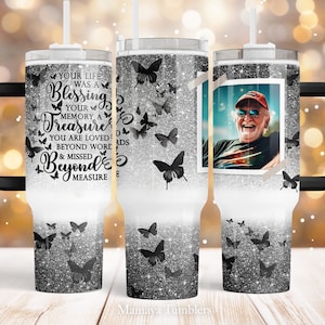 Memorial 40oz Quencher tumbler sublimation design Votre vie était une bénédiction Papillon paillettes Cadre photo enveloppement numérique Waterslide télécharger