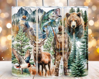 Könnte beinhalten: Ein Set aus drei Edelstahl-Bechern mit einem Natur-Motiv. Die Becher zeigen ein Reh, einen Bären, einen Fisch und einen Jäger in einer Waldlandschaft. Die Becher sind perfekt, um Ihre Lieblingsgetränke zu genießen.