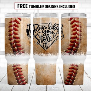 Pode incluir: Um copo de aço inoxidável branco com um design temático de beisebol. O copo tem uma alça e uma tampa com um canudo. O design apresenta uma bola de beisebol com costuras vermelhas, um diamante de beisebol e o texto "Run like you stole it".
