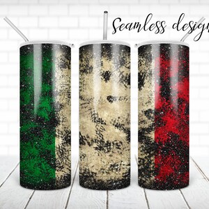 Puede incluir: Tres vasos de acero inoxidable con un acabado desgastado y brillante. Los vasos presentan un esquema de color verde, blanco y rojo, que se asemeja a una bandera. El texto "Seamless design" es visible en la parte superior de la imagen.