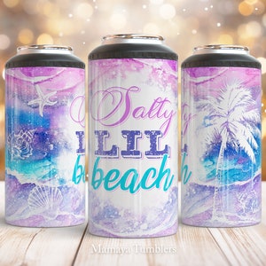 Op de afbeelding: Drie roestvrijstalen blikjeskoelers met een aquarelontwerp van oceaan golven, schelpen en een palmboom. De tekst "Salty Lil Beach" is afgedrukt op de middelste koeler.