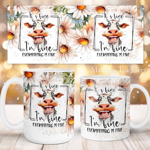Könnte beinhalten: Weiße Keramiktasse mit einer Cartoon-Kuh-Illustration und dem Text "It's fine I'm fine Everything is fine" umgeben von weißen Gänseblümchen.