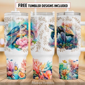 Op de afbeelding: Drie witte roestvrijstalen bekers met een handvat. Elke beker heeft een ander aquarelontwerp van een zeeschildpad met koraal en bloemen. De tekst "FREE TUMBLER DESIGNS INCLUDED" staat bovenaan de afbeelding.