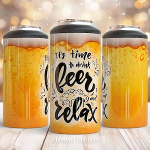 Peut inclure: Trois gobelets en acier inoxydable avec un motif sur le thème de la bière. Les gobelets sont jaunes et présentent une tête mousseuse avec des bulles. Le gobelet du milieu porte le texte "It's time to drink beer and relax".