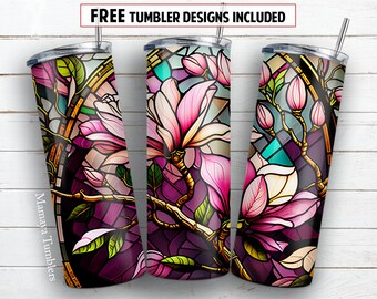 Puede incluir: Tres vasos de acero inoxidable con un diseño floral de vidrieras. El diseño presenta flores de magnolia rosas, hojas verdes y un fondo morado y turquesa. Los vasos tienen una tapa plateada y una pajita. El texto en la parte superior dice "FREE TUMBLER DESIGNS INCLUDED."