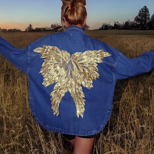 背中にカスタムハンドクラフトのスパンコールイエロー刺繍が施されたブルーデニムオーバーサイズジャケット - ワンサイズ